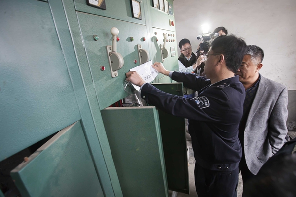 青岛环保世纪行-环保执法杀“回马枪”给企业断电 给排污设备上“封条”